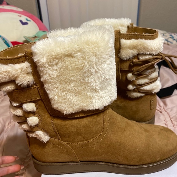 Guess Winter Booties - Picture 3 of 4